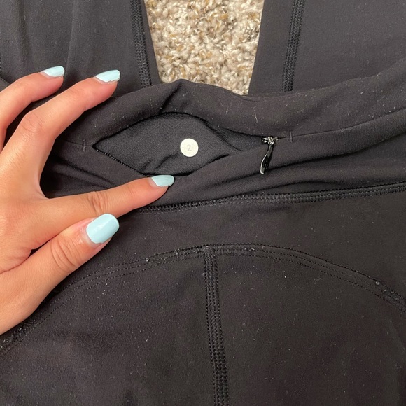 Lululemon crop leggings size 2 black - Picture 8 of 8